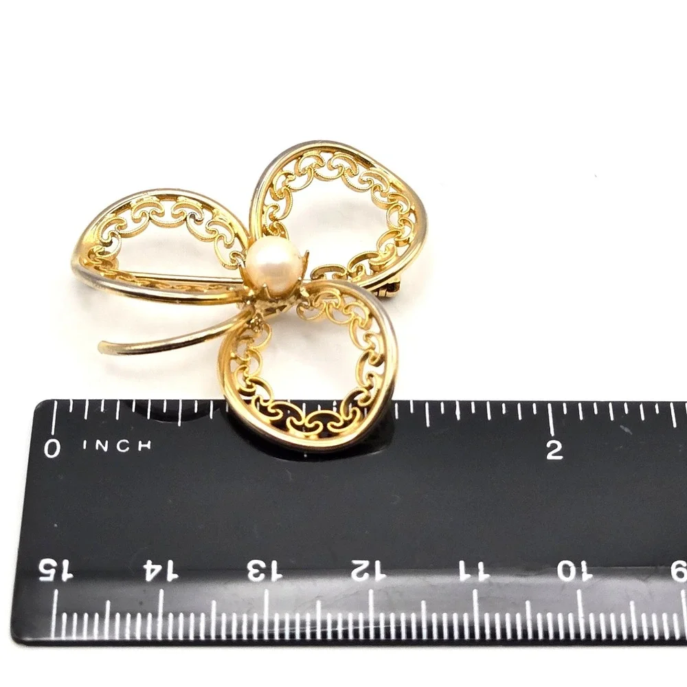 Vintage 1950s Gold Tone Filigree Brooch w/ Genuine Pearl‎ Mid‑Century Floral